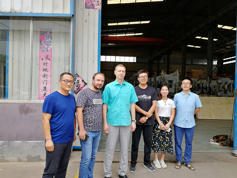 俄羅斯客戶到廠驗(yàn)收機(jī)器，獲得客戶一致好評(píng)